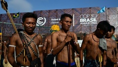 Indigene blockieren Eingang der Weltklimakonferenz im brasilianischen Belém