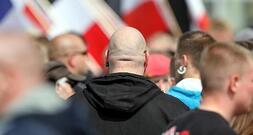 Behörden fahnden nach 535 Rechtsextremisten