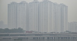 Vietnams Hauptstadt Hanoi in dichten Smog gehüllt