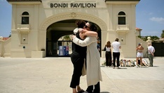 Antisemitischer Anschlag in Sydney: Tatverdächtige und einige Todesopfer identifiziert