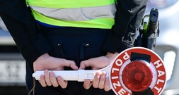 Leichtsinn unter Freunden: Jugendlicher stirbt nach Sturz von Motorhaube