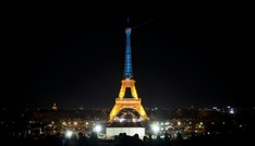 Vier Jahre Krieg: Eiffelturm leuchtet in ukrainischen Nationalfarben