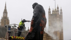 Churchill-Statue in London mit Farbe und pro-palästinensischen Sprüchen beschmiert
