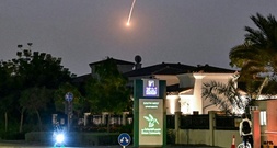 Emirate melden hunderte iranische Angriffe - ein Toter bei Zwischenfall auf Airport