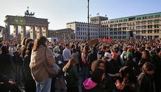 Tausende demonstrieren in Berlin gegen digitale Gewalt