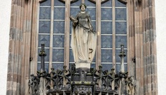 Teils lange Haftstrafen nach tödlichem Balkonsturz bei Überfall in Hamburger Hochhaus