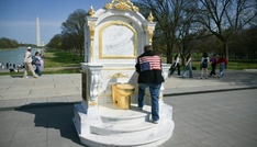 Washington: Goldene Toilette zum Protest gegen Trump aufgestellt