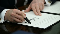 Trump unterzeichnet Dekret zur Erschwerung der Briefwahl