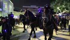 Hunderte Menschen fordern in Tel Aviv ein Ende des Iran-Kriegs