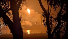 Großbrand wütet in australischer Ölraffinerie