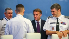Frankreichs Präsident Macron besucht Waldbrandgebiet