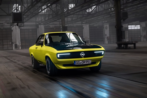 Bild vergrößern: E-Cannonball 2021: Opel schickt den Strom-Manta ins Rennen