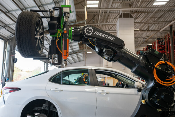 Bild vergrößern: Reifenwechselsystem Robotire - Neue Reifen im Schnellverfahren