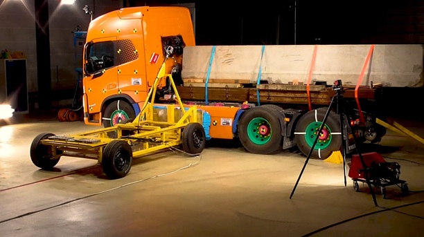 Bild vergrößern: Volvo Trucks FM Electric im Crashtest - Sicher wie ein Diesel-Lkw