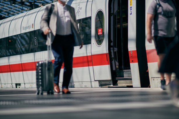Bild vergrößern: Fahrgastrechte bei der Bahn  - Entschädigung künftig immer auch online 