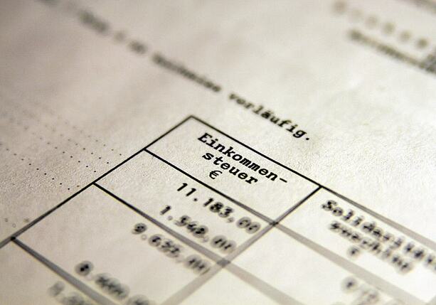 Bild vergrößern: Berechnungen: Steuerzahlern bleibt 2024 mehr vom Gehalt