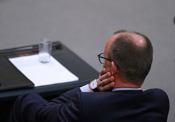 Bild vergrößern: Politiker von FDP und Grünen werfen Merz Augenwischerei vor