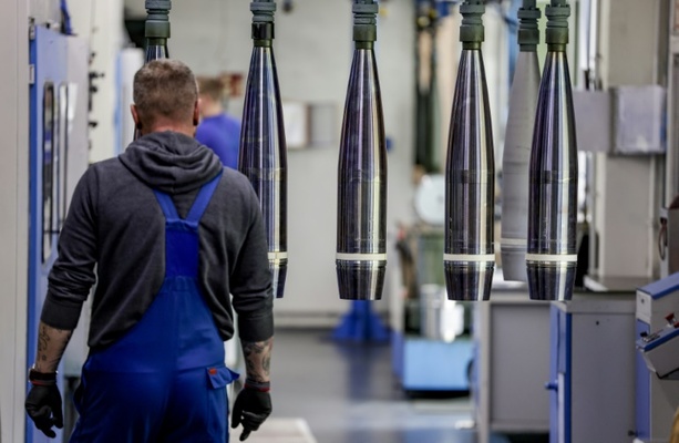 Bild vergrößern: Scholz und Pistorius bei Spatenstich für neue Rheinmetall-Munitionsfabrik