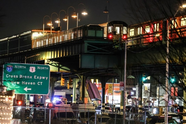 Bild vergrößern: Ein Toter und Verletzte durch Schüsse in New Yorker U-Bahnstation - Schütze flüchtig