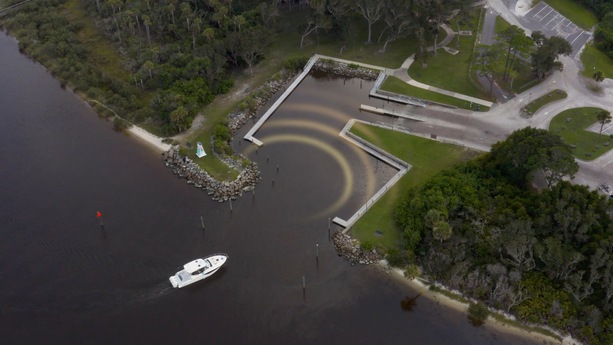Bild vergr&ouml;&szlig;ern: Automatisiertes Bootfahren  - Anlegeassistent steuert in die Lücke 