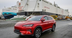 Erster für chinesische Autofirma BYD gebauter Frachter in Bremerhaven eingelaufen