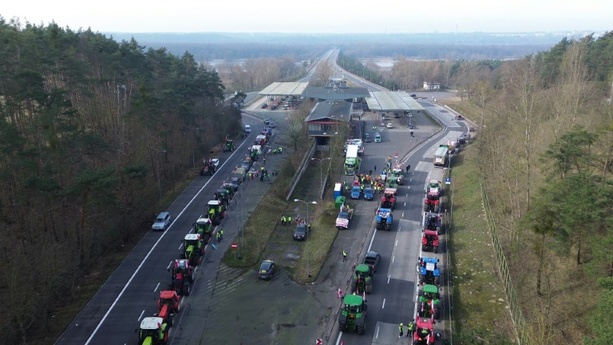 Bild vergrößern: Polnische Landwirte blockieren Grenzübergänge nach Deutschland