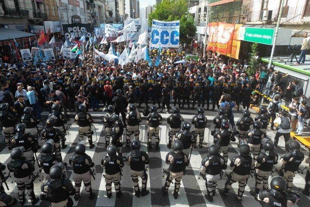Bild vergrößern: Zusammenstöße bei Protesttag in Argentinien - Milei am Dienstag 100 Tage im Amt