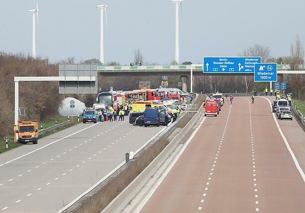 Bild vergrößern: Mindestens 5 Tote bei Flixbus-Unfall - Verkehrsminister meldet sich
