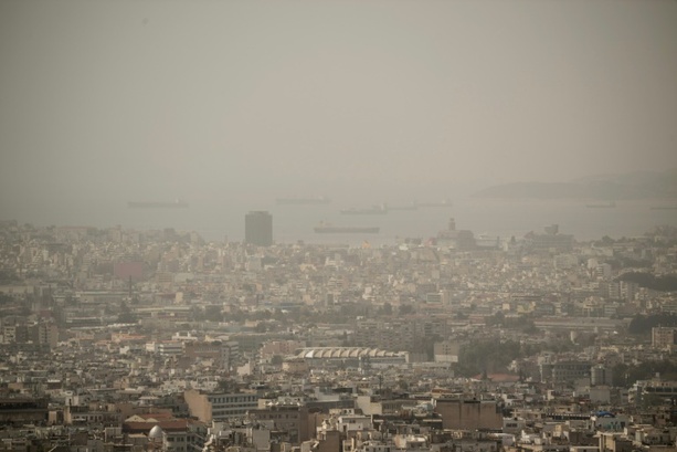 Bild vergrößern: Sahara-Sand und Wärme: Athen ächzt unter grau-brauner Dunstglocke