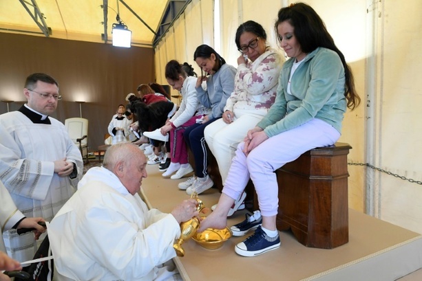 Bild vergrößern: Ritual an Gründonnerstag: Papst wäscht zwölf weiblichen Häftlingen die Füße