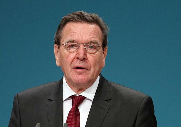 Bild vergrößern: Ukraine-Krieg: Wagenknecht will Schröder als offiziellen Vermittler