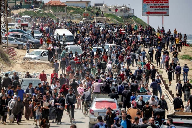 Bild vergrößern: Gerüchte über Kontrollpunkt-Öffnung: Tausende ziehen im Gazastreifen nach Norden