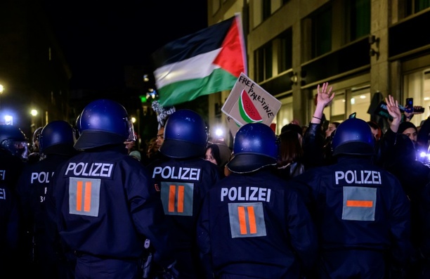 Bild vergrößern: Gewalttätige Zusammenstöße bei propalästinensischer Mahnwache in Berlin