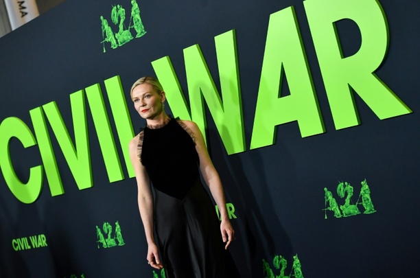 Bild vergrößern: Kirsten Dunst stürmt als Kriegsreporterin an die Spitze der US-Kinocharts