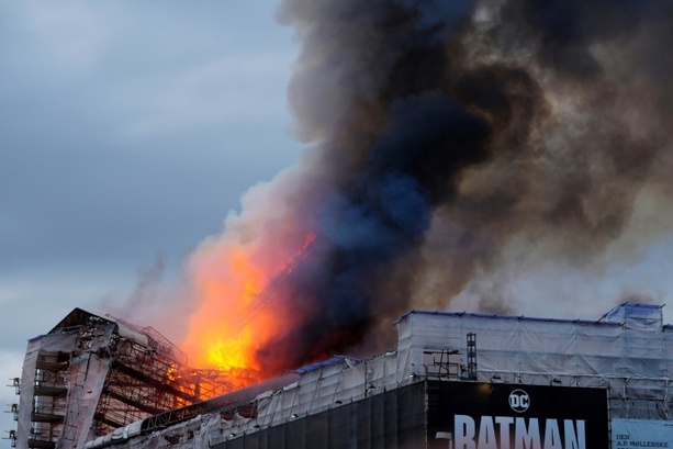 Bild vergrößern: Kopenhagener Börse durch Feuer stark beschädigt - Großteil der Kunstschätze gerettet