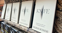 Rushdie zeigt sich in neuem Buch stolz auf 