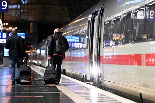 Bild vergrößern: Züge stoßen in Bahnhof in Rheinland-Pfalz zusammen - Lokführerin erleidet Schock