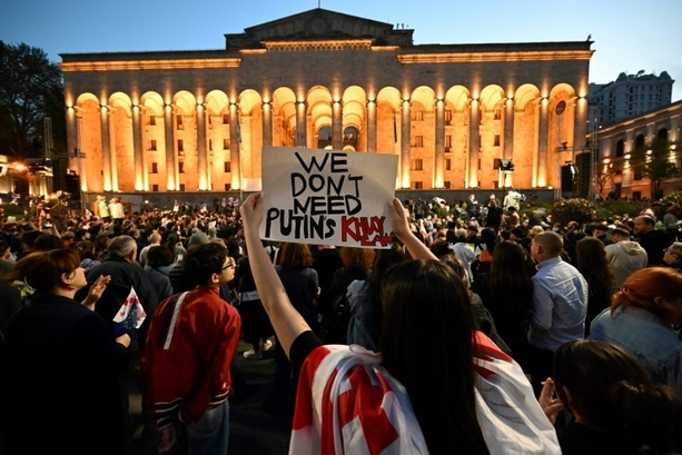 Bild vergrößern: Erneut Protest in Georgien gegen Gesetz zu ausländischen Mächten