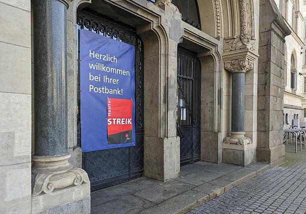 Bild vergrößern: Verdi lässt über unbefristete Streiks bei der Postbank abstimmen