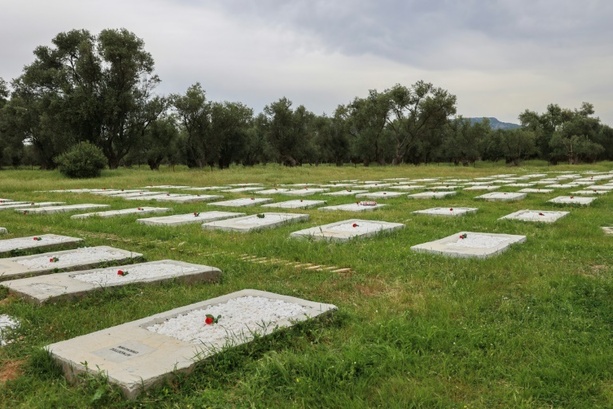 Bild vergrößern: Friedhof auf Lesbos im Mittelmeer ertrunkenen Flüchtlingen gewidmet