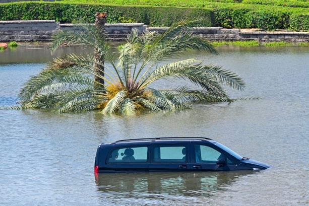 Bild vergrößern: Betrieb am Flughafen von Dubai läuft nach Überschwemmungen langsam wieder an