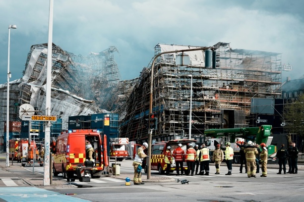 Bild vergrößern: Fassade der alten Börse in Kopenhagen nach Brand eingestürzt