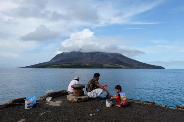 Bild vergrößern: Indonesischer Vulkan Ruang erneut ausgebrochen - weiter Tsunami-Gefahr
