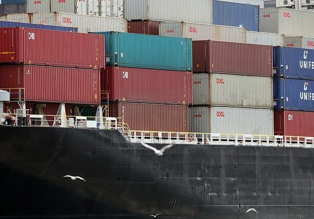 Bild vergrößern: Frachter Atlantic Navigator II aus Russland darf Rostock verlassen