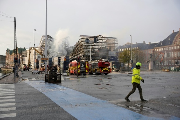 Bild vergrößern: Lage nach Brand der historischen Börse in Kopenhagen instabil