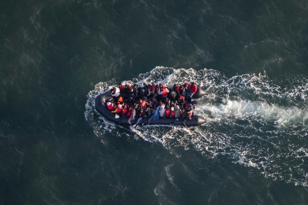 Bild vergrößern: Mindestens fünf Migranten ertrinken im Ärmelkanal - unter ihnen ein Kind