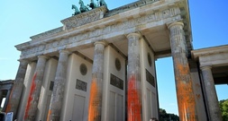 Farbattacke auf Brandenburger Tor: Bewährungsstrafen für drei Klimaaktivisten
