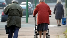 Frauen ab 65 Jahren erhalten über ein Viertel weniger Alterseinkünfte als Männer