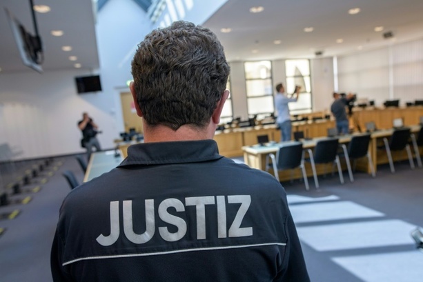 Bild vergrößern: Prozess gegen Heilpraktiker in Flensburg: Verfahren wegen Sexualdelikten eingestellt