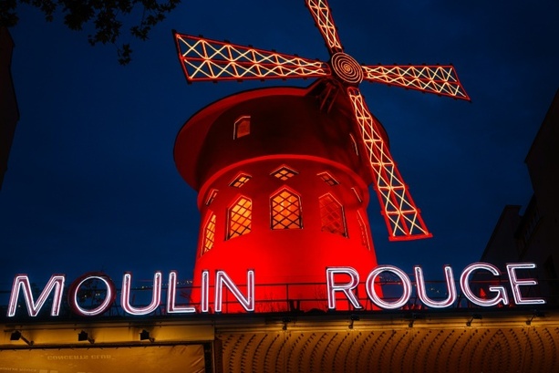 Bild vergrößern: Windmühlenflügel am berühmten Pariser Cabaret Moulin Rouge  abgestürzt